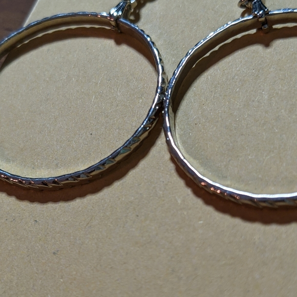 5/$20 vintage silver tone hoops - Picture 3 of 3